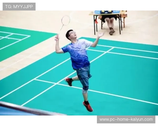 羽毛球哥双脚打滑跪地救球，精彩瞬间赢得全场掌声！