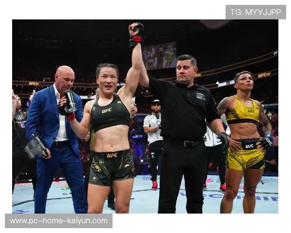 UFC张伟丽连环组合拳KO对手，展现王者风范