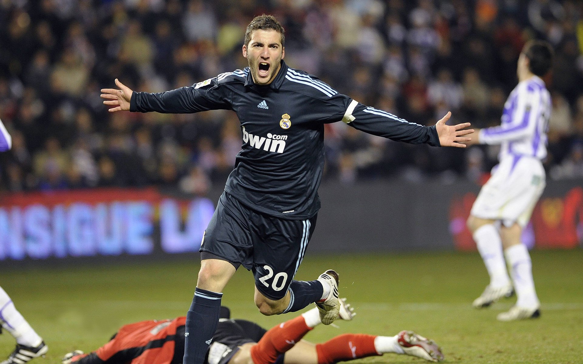 英超焦点战曼联3比1击败西山姆，C罗重返首发频频制造威胁，英超曼联对西汉姆联视频直播